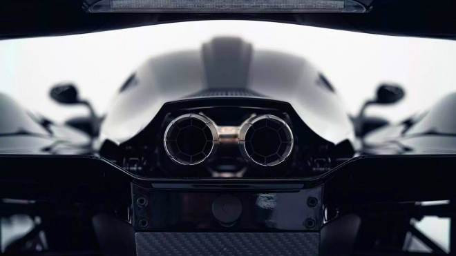 Česká Praga nepřeháněla, reálně začala dodávat svůj první silniční supersport. Vypadá jako Batmobil, který dokáže jezdit po stropě