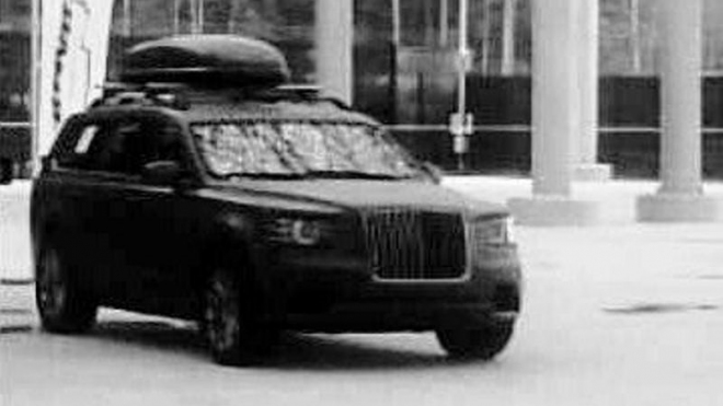 Luxusní ruská SUV a MPV pro Putina a spol. nafotili bez maskování. Mají svérázná jména
