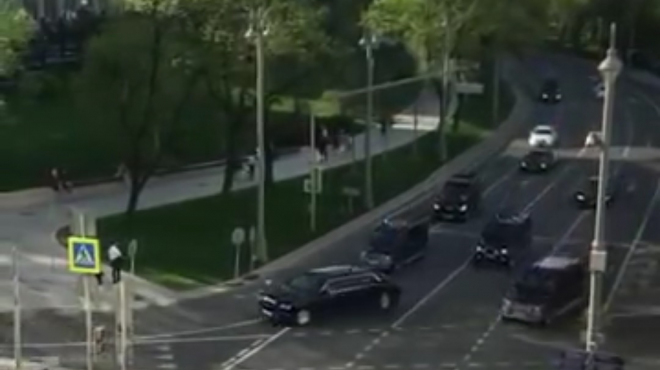 Takhle vypadá průjezd nové ruské prezidentské kolony, jak ho média neukazují