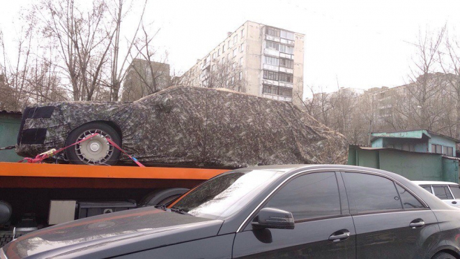 Nová Putinova limuzína poprvé nafocena v provozu, hned vedle Mercedesu