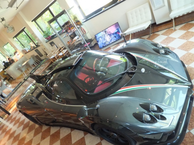 Pagani Zonda 764 Passione: první fotky možná poslední Zondy, purpurová je jen uvnitř