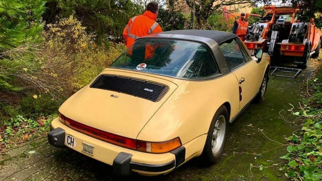 Ve Švýcarsku našli opuštěné Porsche 911, to pravé překvapení ale čekalo v motoru