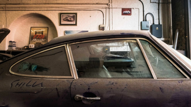 Muž po dekádě stání vytáhl z garáže své staré Porsche, dřív k němu zpátky nemohl