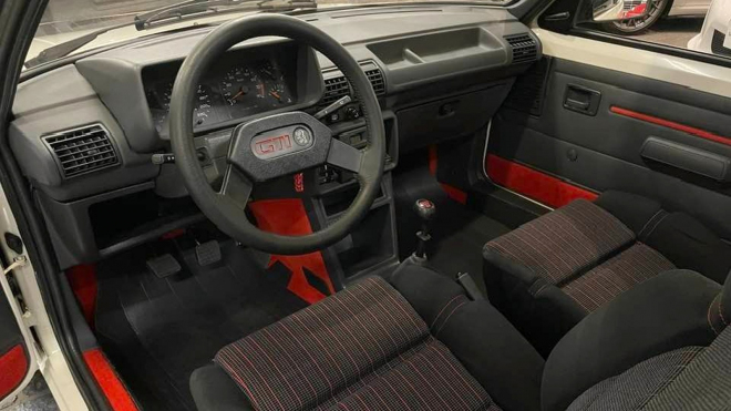 K mání je dodnes úplně nová legenda kompaktních hot hatchů. Nikdy nepřihlášený Peugeot 205 GTI vlastně ani není drahý