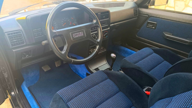 Dnes už zapomenutá francouzská silniční stíhačka se dá koupit ve stavu nového auta, majitel z ní udělal muzejní kus