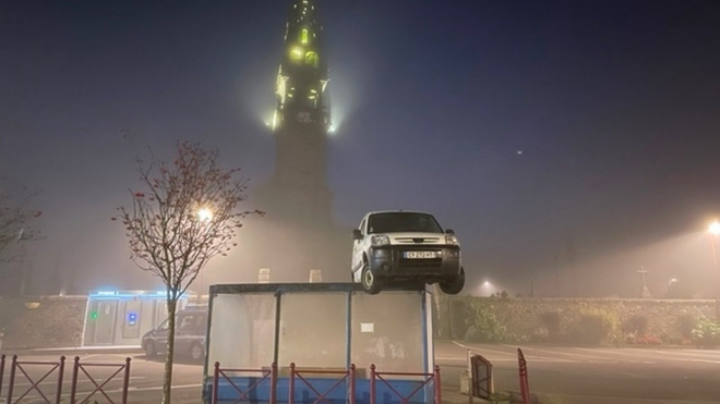 Policie až po týdnu vyřešila záhadu dodávky zaparkované na střeše autobusové zastávky