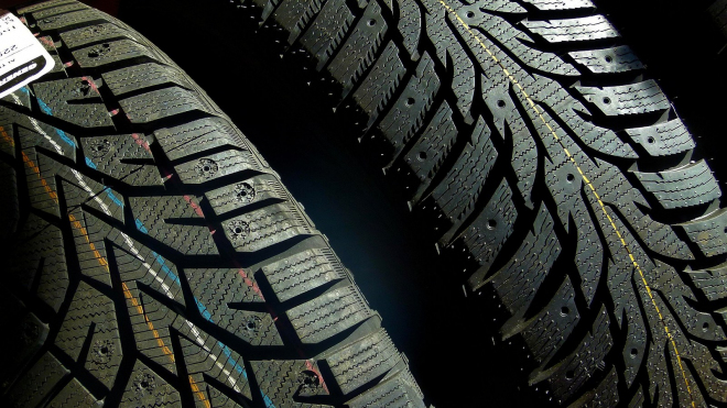 Všimli jste si barevných pruhů a také teček na nových pneumatikách? Mají svůj význam, tečky i docela významný