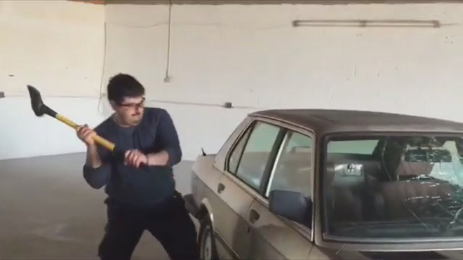 Pokus o rozbití okna starého BMW sekerou jen umocňuje selhání Tesly při odhalení pick-upu