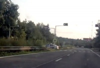 Policisté jsou neponaučitelní, už se otáčejí i na dálnici (video)