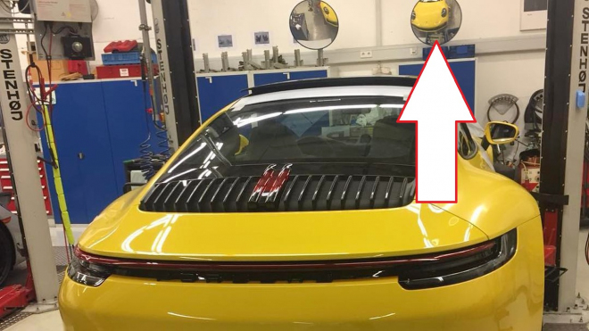 Nové Porsche 911 nafoceno bez špetky maskování. Příď odhalil odraz v zrcadle