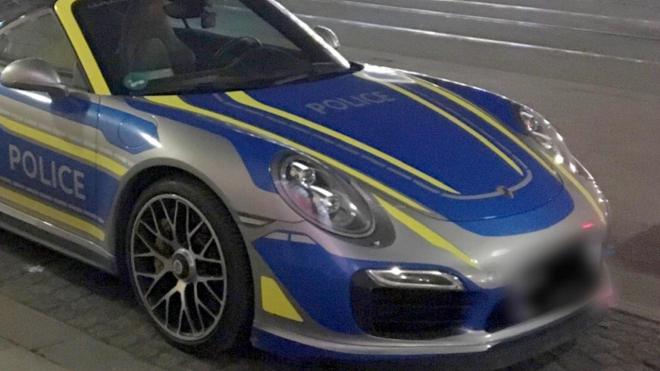 Německou policii provokuje řidič Porsche v policejních barvách, nemůže mu nic