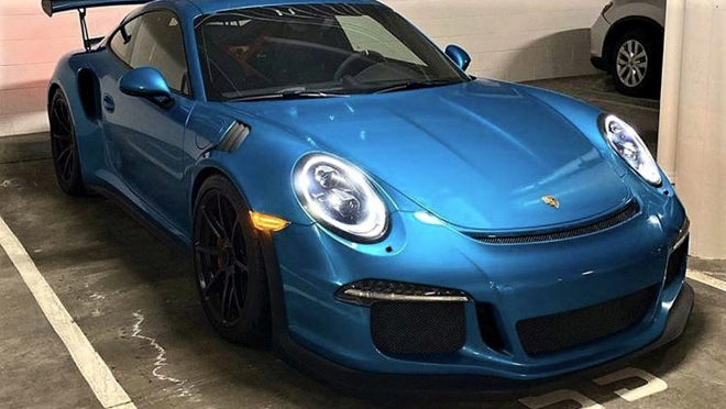 Muž nechal nastartované Porsche za 6,5 milionu bez dozoru na parkovišti a odešel