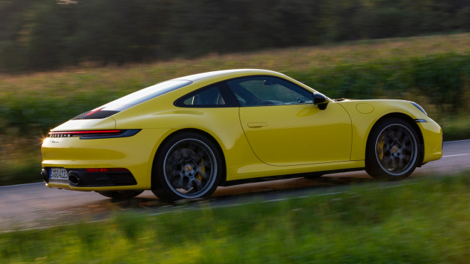 Úplně základní Porsche 911 v ostré akci na Autobahnu ukázalo, že nic jako pomalé Porsche neexistuje