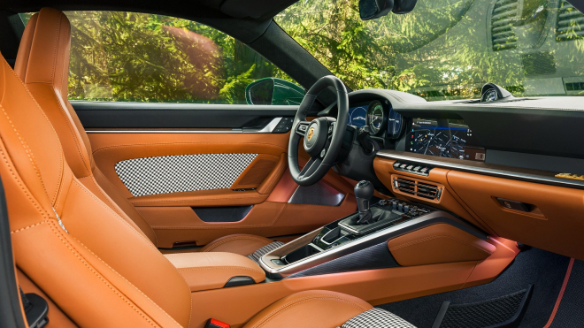 Porsche 911 Turbo má přejít zpět na manuál a pohon zadních kol. Zdánlivá absurdita dává jistý smysl