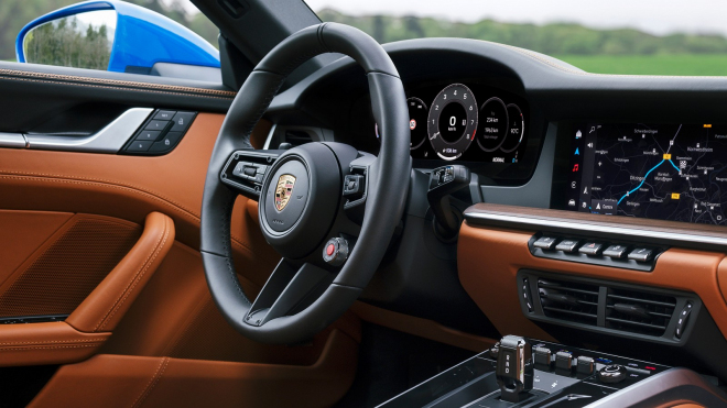 Porsche s faceliftem 911 přichystalo tradičním zákazníkům ještě jedno nemilé překvapení: Novou přístrojovou desku