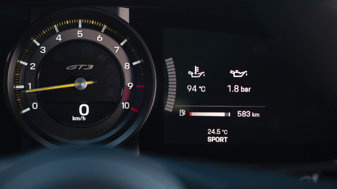 Poslední Porsche bez turba na Autobahnu ohromí i tím, jak mu za 60 sekund klesne dojezd