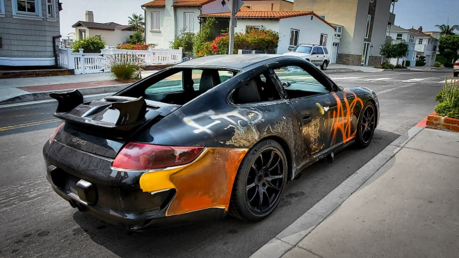 Porsche, jež zdemolovali protestující proti polici, odmítá zemřít. I v tomto stavu jezdí