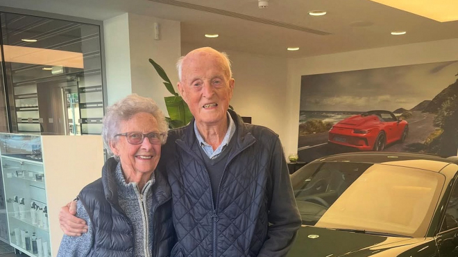 92letý muž si přišel k dealerovi pro nové auto i se svou &bdquo;holkou&rdquo;. Je k nevíře, co si odvezli k 70 rokům manželství