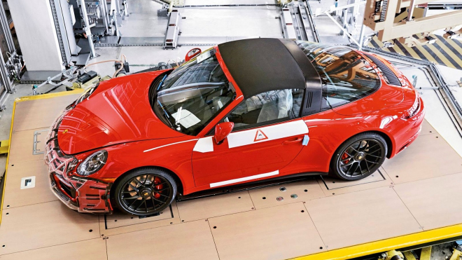 Tomuto Porsche 911 o fous unikla věčná sláva. Teď to automobilka zkouší napravit