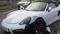 Zloděj ukradl Porsche Boxster GTS s 8 km na tachometru, při honičce ho naboural (video)