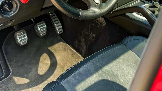 Možná nejujetější moderní auto s manuální převodovkou je k mání. 1 z pouhých 138 kusů vás vrátí do doby, kdy možné bylo vše