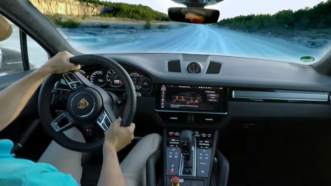 Pilot s čepicí na hlavě se v 680koňovém SUV prohnal po nedokončeném okruhu