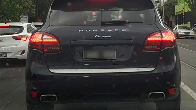 Co je špatně na tomhle Porsche? Chyba autorizovaného servisu baví internet