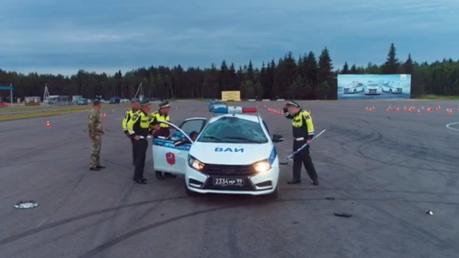 Lada při předváděcí akci policie nezvládla standardní manévr, Rusům je to jedno