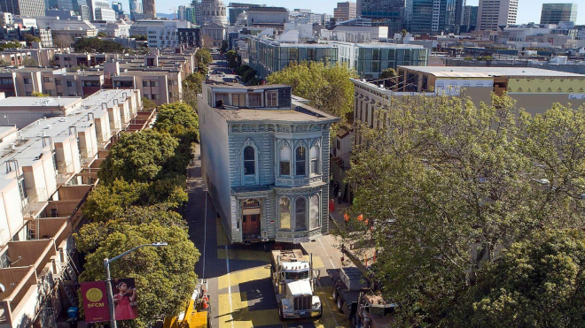 Přesun celého obrovského domu ulicemi města je operací na hranici pochopitelnosti