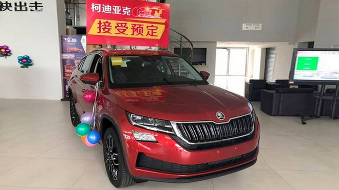 Dealeři aut v Číně znovu otevřeli své prodejny, cestu k nim si ale najde málokdo