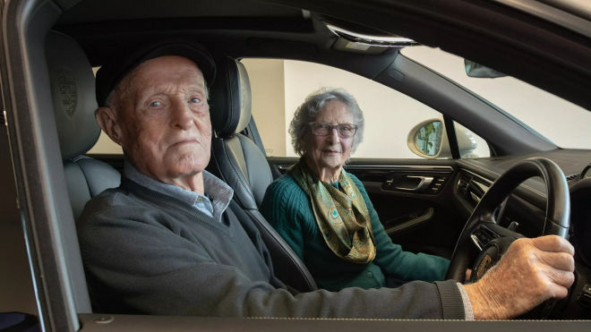 Manželé staří 94 a 92 let si k 70. výročí svatby koupili své první Porsche, úžasný moment kazí levárna dealera