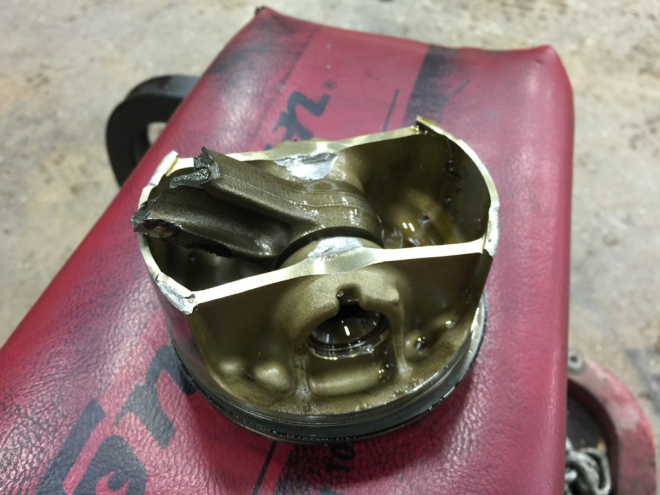 I takhle může skončit nevhodný tuning, zlomenou ojnicí