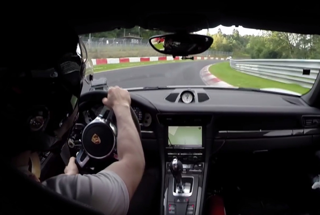 Flugplatz je záludný i po přestavbě, tomuto řidiči Porsche 911 GT3 dal zabrat (video)
