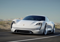 Porsche nevyvíjí vůz s autopilotem. Žádný nepotřebuje, iPhone prý na silnici nepatří