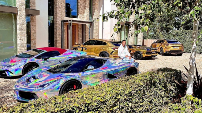 Slavný fotbalista ukázal svou sbírku aut, pouťovými barvami marně hledá rovného