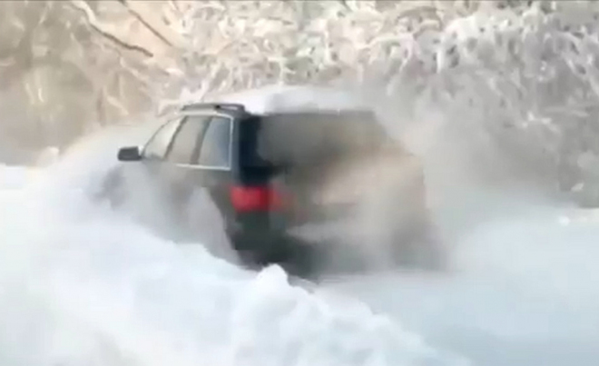 Tohle je důvod, proč se v zimě hodí mít pohon 4x4 (video)