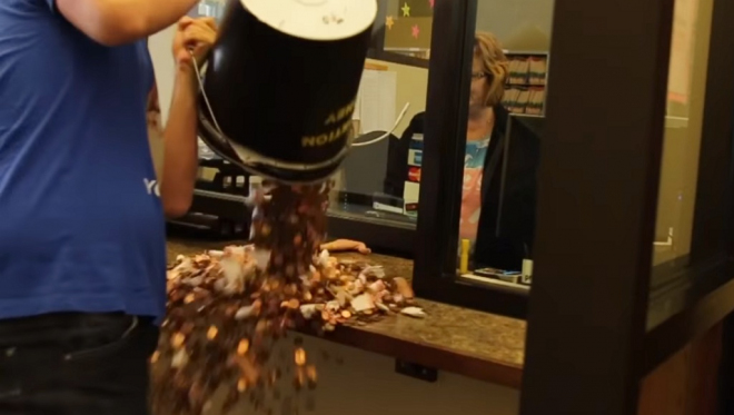 Tento muž nesouhlasil s pokutou za rychlost, zaplatil ji kýbly drobných (video)