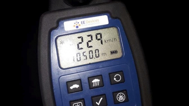 Policisté řidiči naměřili rychlost 229 km/h, trestu ale nakonec unikl