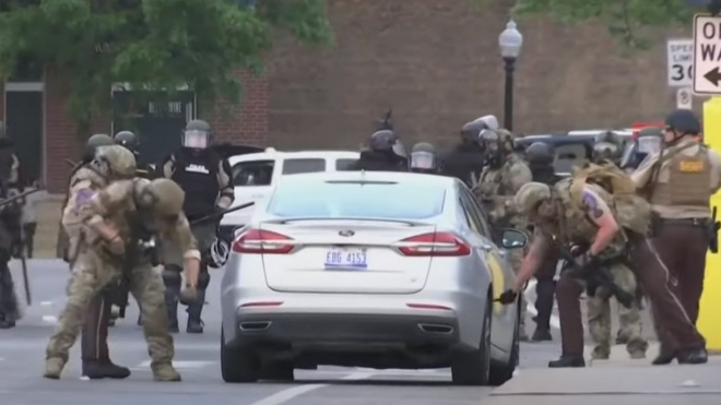 Americká policie proti sobě dále štve lidi, propíchala pneu autům novinářů či záchranářů