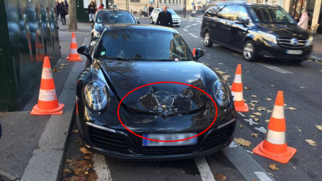Mladík s Porsche 911 špatně zaparkoval, policie mu odpálila kufr