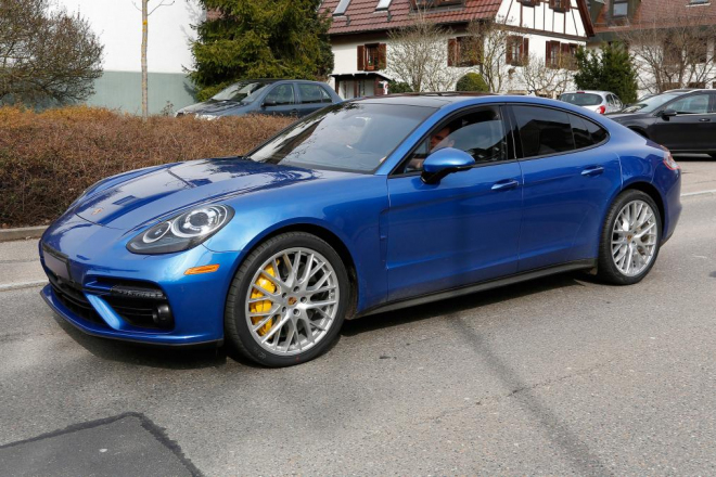 Porsche Panamera 2017 v modré nejlépe ukazuje, co čekat od nové generace