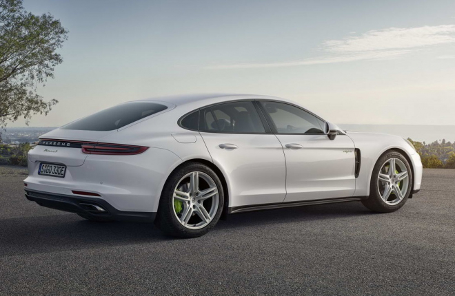 Porsche Panamera 4 E-Hybrid je venku. O spotřebě lže, o dynamice snad ne