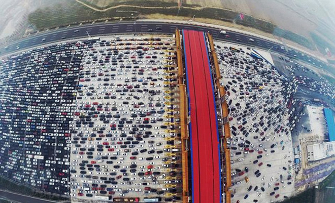 Tohle je teprve zácpa, dálnice o 50 pruzích stála v Číně 10 hodin (+ video)