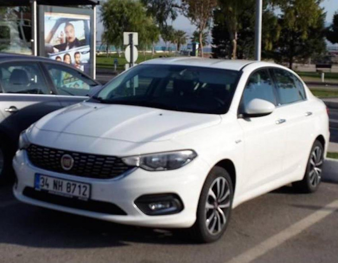 Sériový Fiat Egea nafocen bez maskování, oproti studii nezměnil jméno ani vzhled (doplněno)