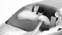 První automobilka začala kvůli nedostatku čipů zbavovat auta airbagů, další mohou následovat