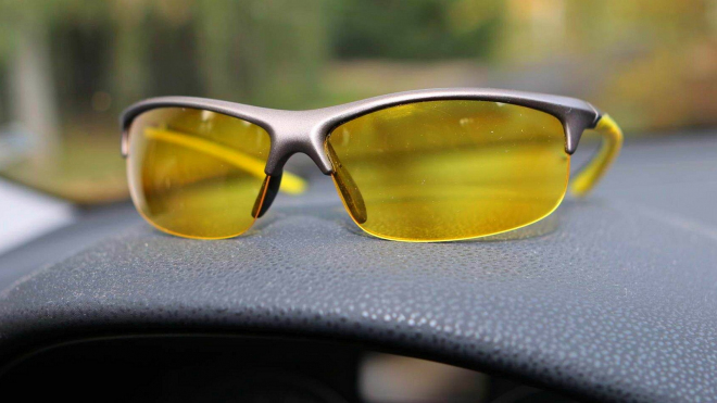 Studie zkoumala, zda vám brýle se žlutými čočkami skutečně pomohou při jízdě v noci
