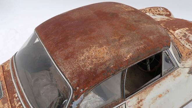 Totálně zrezlé auto nalezené po dekádách ve stodole se v aukci prodalo za 4 miliony