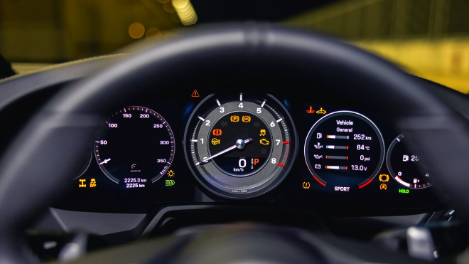 Porsche se chlubí časem elektromobilu z okruhu, skutečný rekord benzinového auta ignoruje