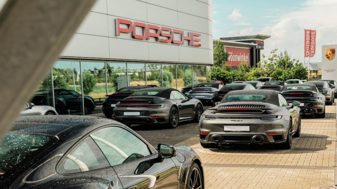 Jediný dealer předal klientům naráz 16 nejdražších a nejrychlejších Porsche