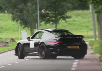 Už i v Evropě. Řidič 911 Turbo S nezvládl odjezd ze srazu, měl víc štěstí než rozumu (video)